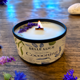 bougie dans un fond de chalet avec des fleurs de bleuets, bougie végétale à la cire de soja marque BELLE LUCE nom COCOONING , hiver intérieur, relax, yoga, médiation,