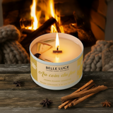 Bougie parfumée 'Au coin du feu' de Belle Luce, au parfum gourmand de pomme et cannelle. Présentée devant un feu de cheminée pour une atmosphère cocooning, cette bougie artisanale en cire de soja est parfaite pour créer une ambiance chaleureuse et festive belle luce cosmetiques suisse