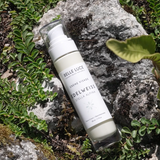 Découvrez une crème jour unique : hydratante, anti-âge et respectueuse du microbiome. Enrichie en actifs alpins et naturels, elle offre une hydratation fraîche 24h, réduit les rides et protège contre le stress oxydatif. Adaptée à tous types de peau.