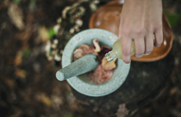 Cosmétiques naturels vs cosmétiques issus de la pétrochimie : quelle est la différence et laquelle est la meilleure option pour votre peau ?