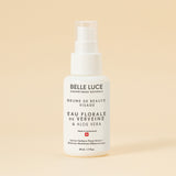 BRUME DE BEAUTE VISAGE EAU FLORALE DE VERVEINE ET ALOE VERA DE BELLE LUCE SWITZERLAND PREMIUM BRAND PREMIUM INGRDEITN FLACON EN VERRE BLANC 50 ML AVEC SPRAY  FOND PACKSHOT  ABRICOT
