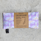 Coussin relaxant pour les yeux de la marque Belle Luce, au motif violet et orange avec des motifs géométriques. Ce coussin est utilisé pour la relaxation, l'aromathérapie et la méditation, offrant des options réfrigérantes ou chauffantes. L'emballage met en avant ses bienfaits de détente. Des brins de lavande sont posés à côté, soulignant le lien avec l'aromathérapie