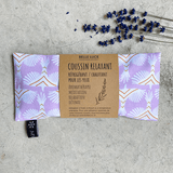 Coussin relaxant pour les yeux de la marque Belle Luce, au motif violet et orange avec des motifs géométriques. Ce coussin est utilisé pour la relaxation, l'aromathérapie et la méditation, offrant des options réfrigérantes ou chauffantes. L'emballage met en avant ses bienfaits de détente. Des brins de lavande sont posés à côté, soulignant le lien avec l'aromathérapie
