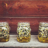 Huile de soin aux fleurs de pâquerettes , 100% pure et naturelle issue de la macération de fleurs de pâquerettes, cette huile est réputée pour ses vertus raffermissantes. Aux propriétés galbantes, elle est recommandée pour les peaux qui manquent d'élasticité et de fermeté ainsi que pour les peaux délicates et/ou suite à une grossesse pour un effet tenseur. Elle est idéale pour les soins du buste et du décolleté et pour aider à maintenir la tonicité cutanée. belle luce cosmétiques made in switzerland