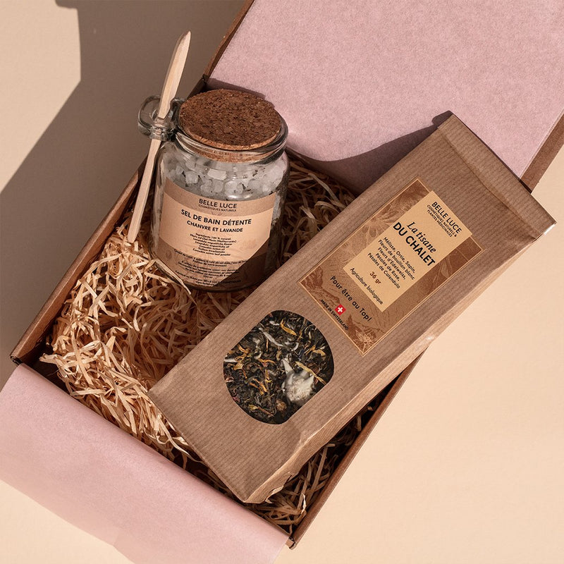 Plongez-vous dans un bain apaisant avec notre Sel de bain Détente riche en actifs de plantes de chanvre et de Lavande - 250 gr, et laissez-vous envoûter par les senteurs des plantes des alpes, fleurs et sapin de notre Tisane du Chalet bienfaisante . belle luce cosmetiques made in switzerland
